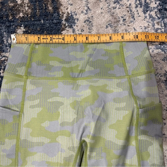 NWT Fabletics Grey Pin Dot Camo Motion365 High-Waisted 7/8 Leggings Size XS - Picture 9 of 11